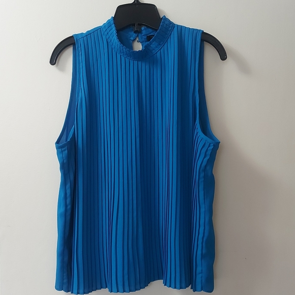 Pleated sleeveles blouse - Picture 2 of 5